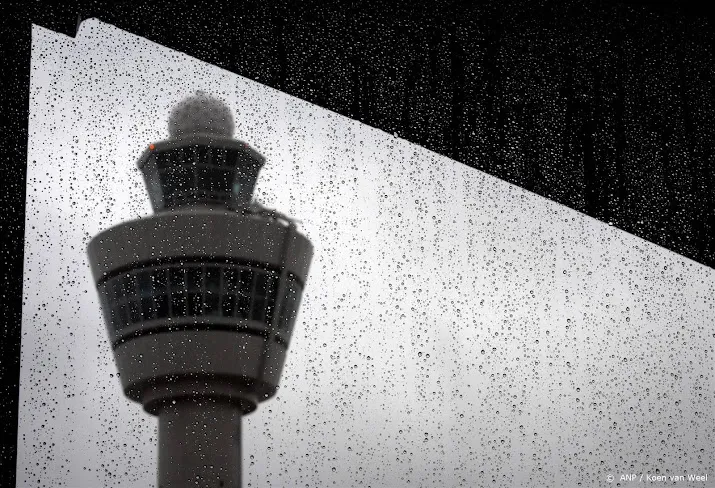 schiphol ongeveer 400 vluchten geschrapt vanwege noodweer