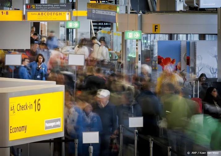 schiphol opnieuw druk in vertrekhal maar wachttijden zijn kort