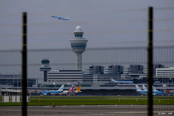 schiphol schrapt donderdag ruim 200 vluchten om harde wind