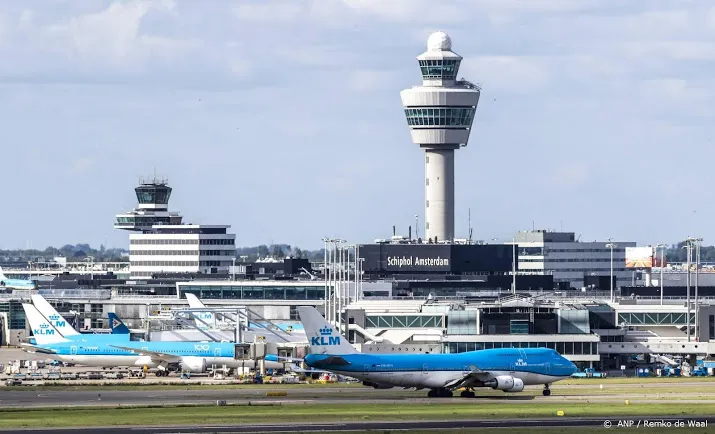 schiphol sluit coronajaar af met dieprode cijfers