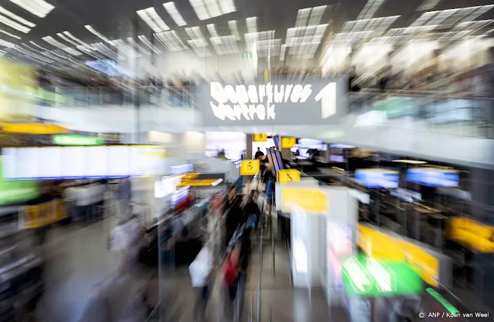 schiphol staat hoog op lijsten met probleemluchthavens van cnn