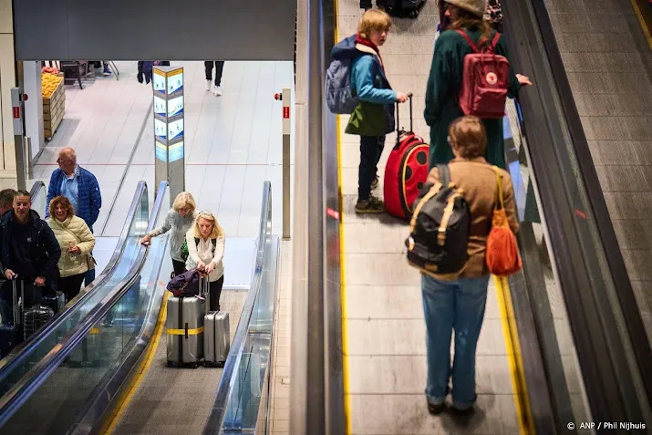schiphol tot nu toe heel tevreden over verloop van meivakantie