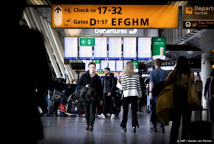 schiphol verwacht 10 procent meer reizigers in meivakantie