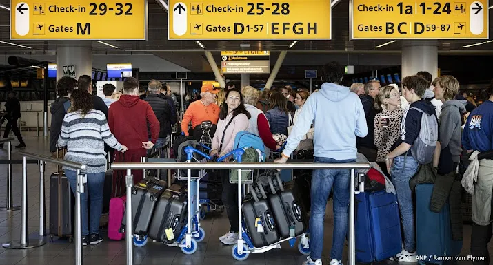 schiphols definitieve plan voor meivakantie laat op zich wachten