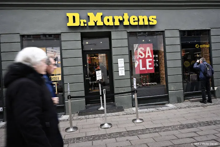 schoenenmerk dr martens verdient minder ondanks recordverkopen