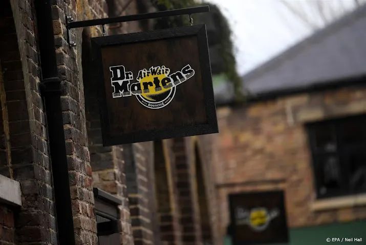 schoenenmerk dr martens verkoopt minder door warm winterweer