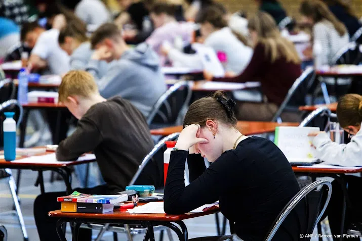 scholieren beginnen aan eindexamens