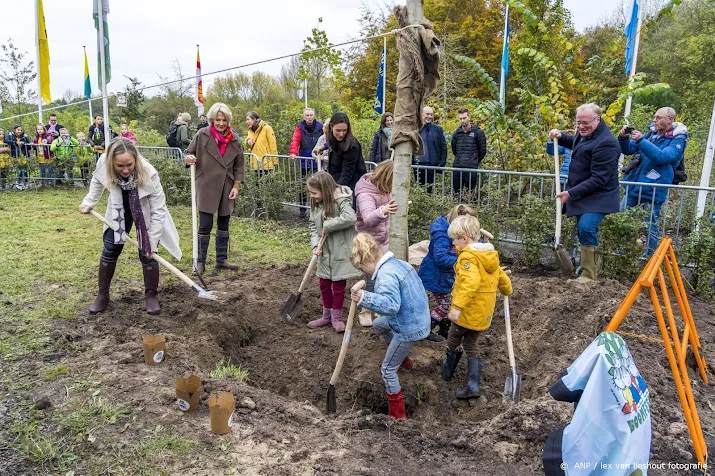 schoolkinderen planten honderdduizenden bomen op boomfeestdag