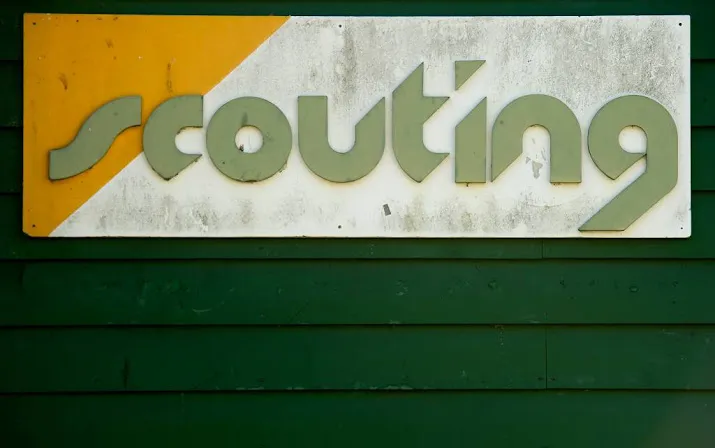 scoutingleider brandmerkte kinderen op kamp