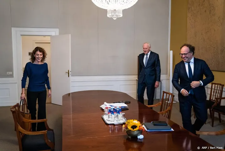 secondanten praten bij informateurs over agenda formatie