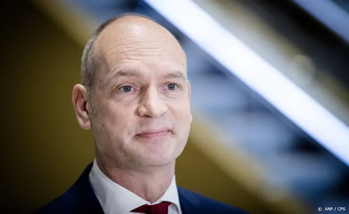 segers krijgt lintje bij vertrek uit kamer na lofzang bergkamp