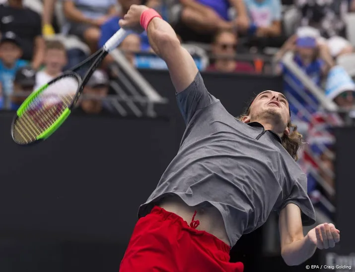 seppi schakelt tsitsipas uit in sydney