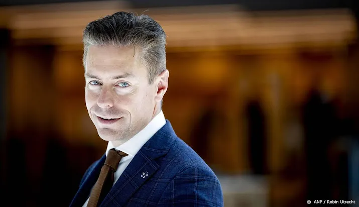 sgp leider stoffer gaat met betogers bij abortuskliniek staan