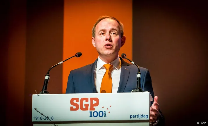 sgp tegen poster met zoenende vrouwen