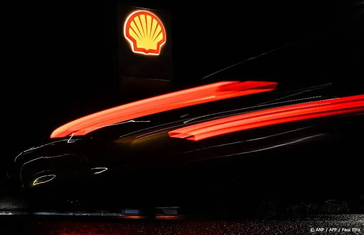shell ziet jaarwinst halveren na record in 2022