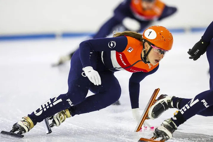 shorttrackster schulting wint 500 meter bij wereldbeker almaty