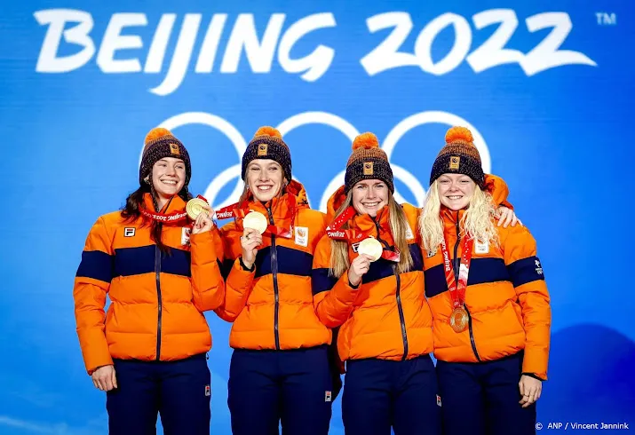 shorttracksters hand in hand het podium op voor gouden medaille