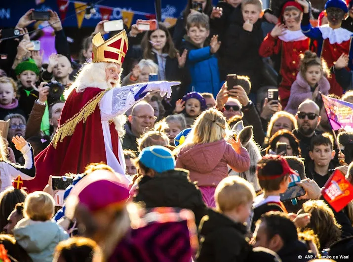 sint komt met vliegtuig commentaar op sociale media