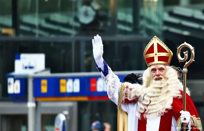 sinterklaas komt aan in het land de vraag is waar