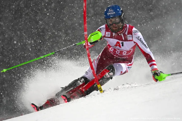 skier schwarz wint slalom in schladming