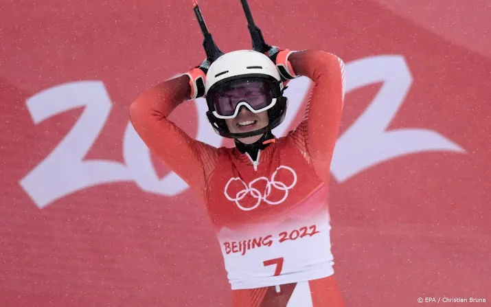 skiester gisin wint combinatie na nieuw drama voor shiffrin