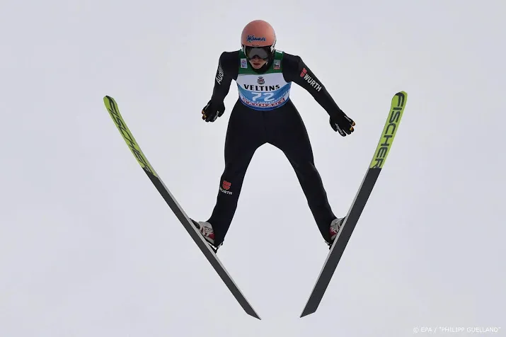 skispringer geiger toont vorm voor nieuwjaarsspringen