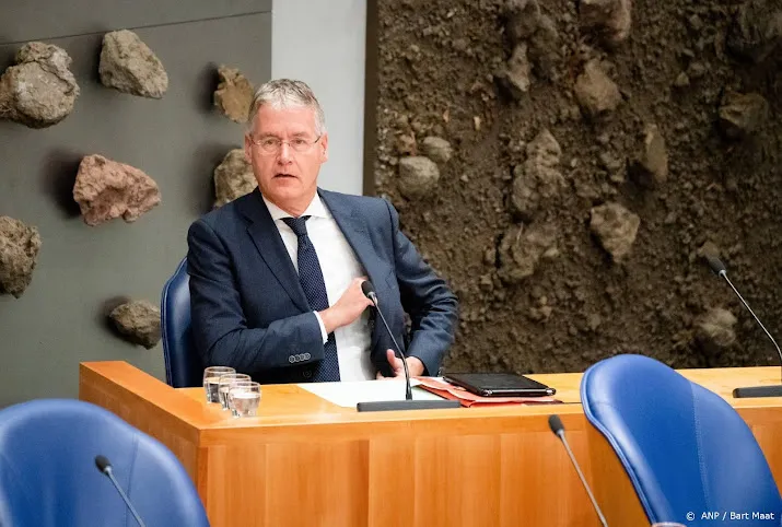 slob gaat praten met omroep gelderland die voetbalstadions mijdt
