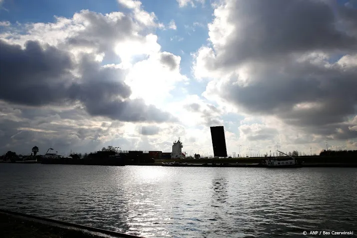 sluizen bij terneuzen vaker dicht vanwege droogte