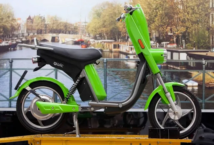 snorfiets in 2019 naar rijbaan in amsterdam