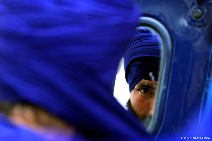 snorfietsende sikh moet tulband vervangen door helm