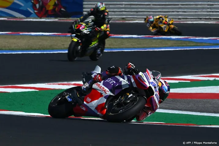 spaanse motorcoureur martin zegeviert in motogp