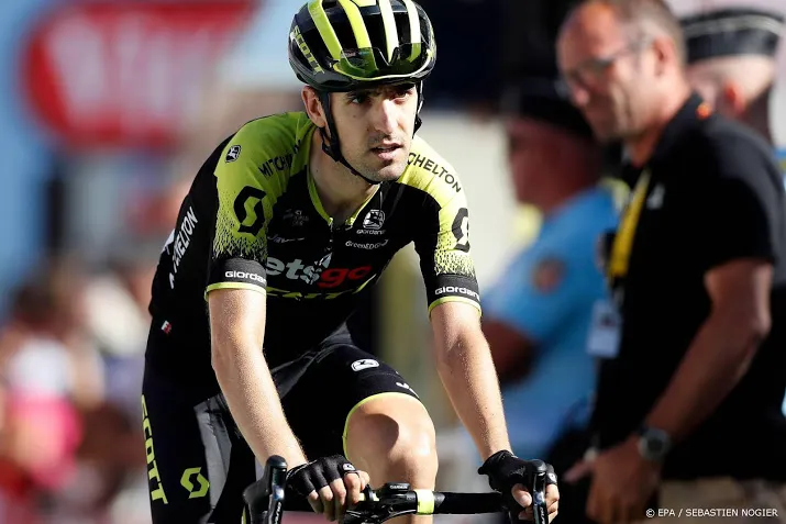 spaanse renner nieve stapt voor het eerst af in tour