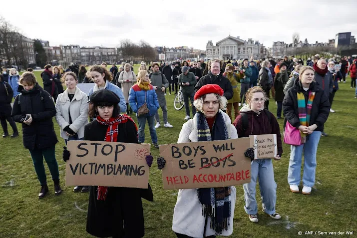 spandoeken en tekstborden bij manifestatie tegen seksueel geweld