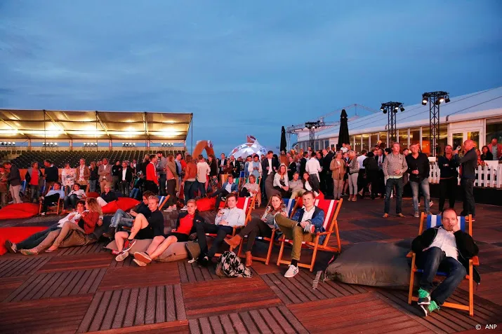 sportfans kunnen olympische spelen volgen op strand scheveningen