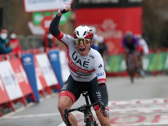 sprinter philipsen wint vijftiende en langste etappe vuelta