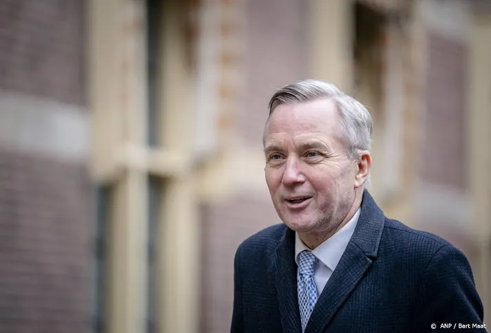 staatssecretaris defensie schrikt van achterstanden in kazernes