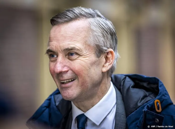 staatssecretaris van der burg week uitgeschakeld door operatie