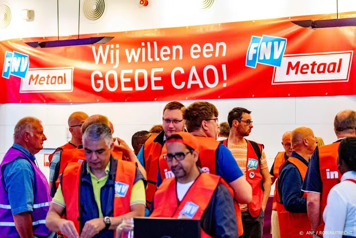 stakingen in metaal van tafel na nieuwe cao