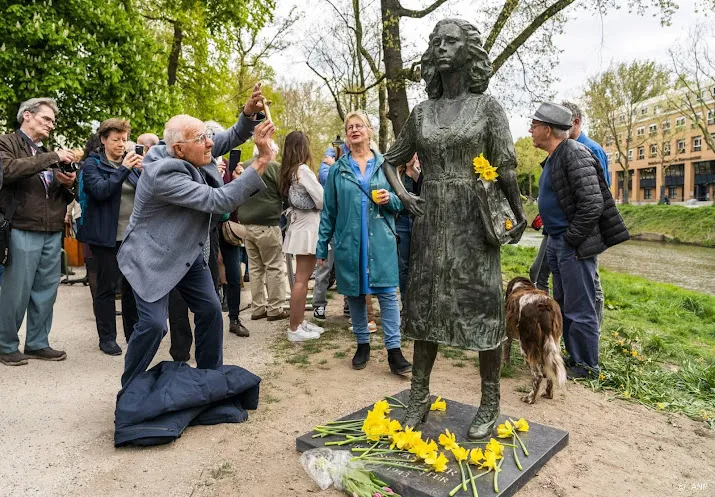 standbeeld verzetsvrouw truus van lier voor haar heldendaden