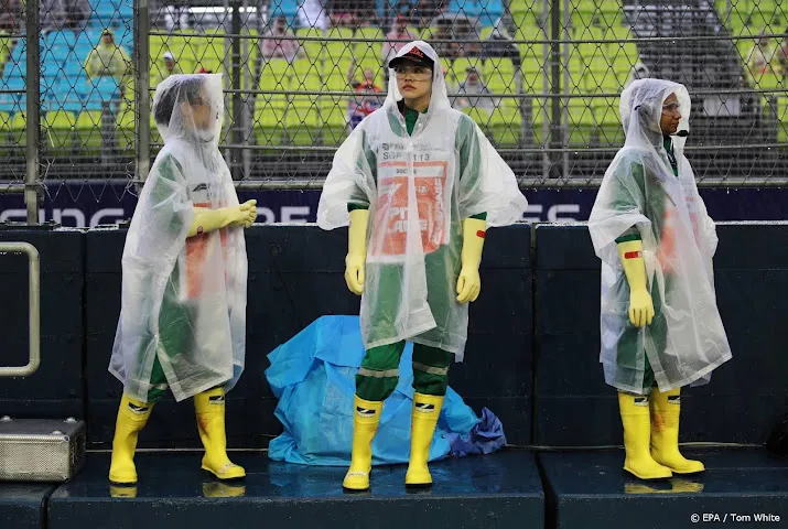 start formule 1 race singapore uitgesteld wegens zware regenval