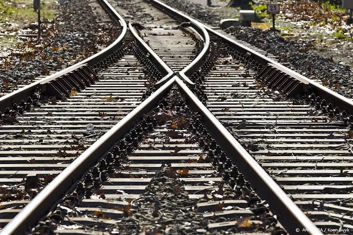 station apeldoorn ontruimd en geen treinen om verdachte situatie