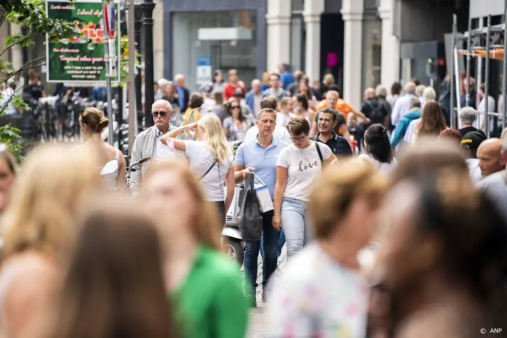 steeds meer drukte in winkelstraat maar minder dan voor crisis