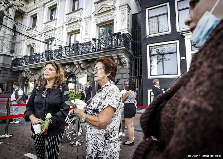 steeds meer mensen bij carre voor afscheid peter r de vries