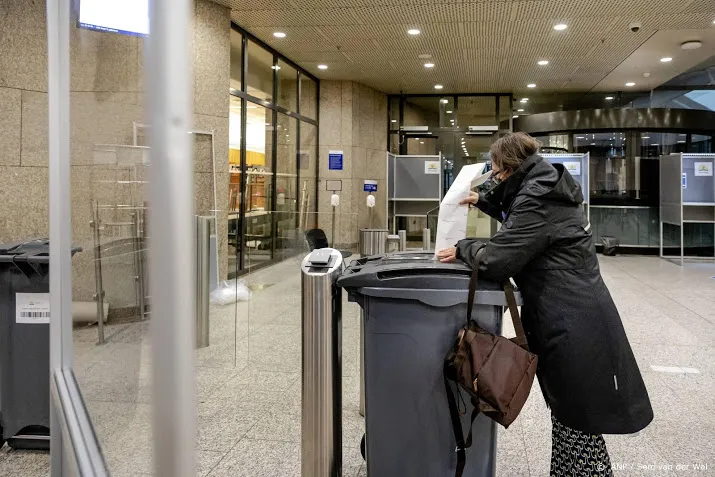 stembussen snel vol stembusstamper en nieuw bussen nodig