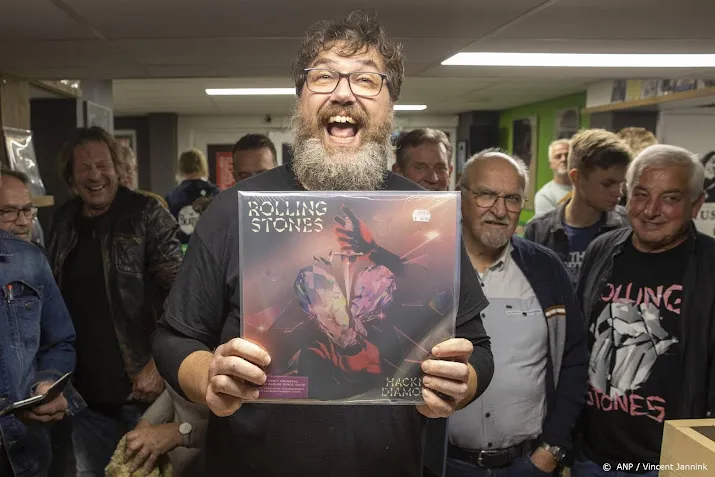 stones fans midden in de nacht naar platenzaak voor nieuw album