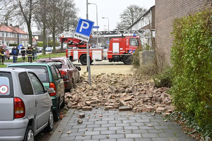 storm zorgt voor schade in diverse delen van nederland