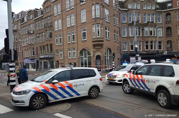 straat in amsterdam afgezet om verdacht pakketje