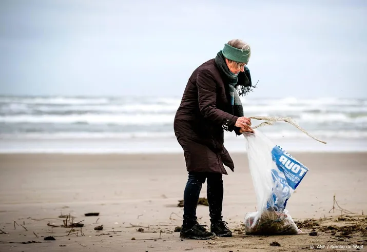strandschoonmakers trotseren wind en regen