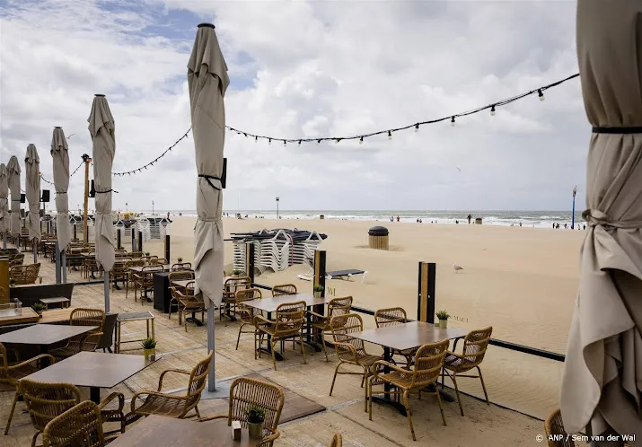 strandtenten missen gasten door regenachtige zomer