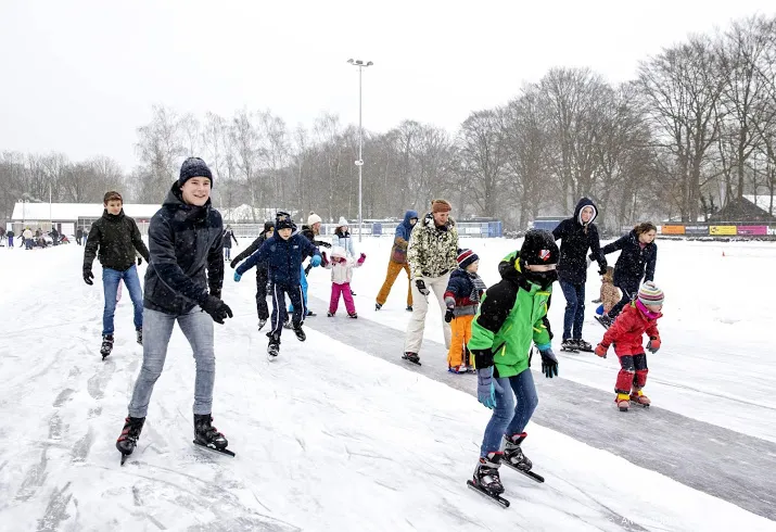 strenge maatregelen moeten menigte schaatsers voorkomen